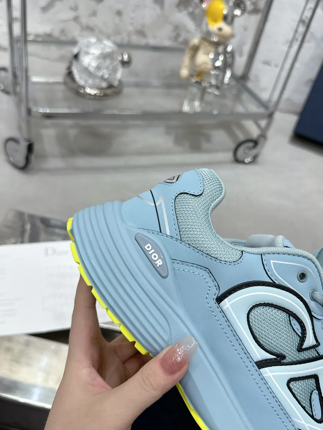 Men's men's shoes 💰600❤️❤️❤️High version Dior Dior's latest color matching B30 series reflective dad sneakers original 17380💰 purchased for development and production Brand new B30 sneakers Dad Shoes style shoes that follow the trend of the retro market The Dior logo on the tongue also indicates that this pair of shoes is the B30 model! B30 uses fine-textured leather and mesh cloth materials to form a shoe body. There are conspicuous letters CD on both sides of the shoe body to indicate identity. Many lines on the shoe body outline details to make the shoes look less monotonous and full of retro flavor. The delivery counter is exquisitely packaged🛍📦 ▪️Fabric: Original customized technical fabric + mesh ▪️Inner lining: Customized breathable lining ▪️Outsole: Original molded IP foam + TPU outsole ▪️Sole thickness: 3.5CM ▪️Size: Women’s size 35-40 / Men’s size 39-46